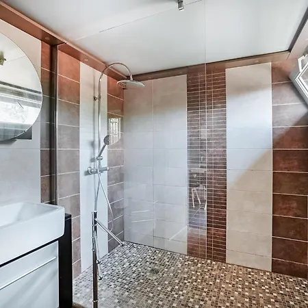 2 Bedroom Beautiful In St-genies-de-comolas