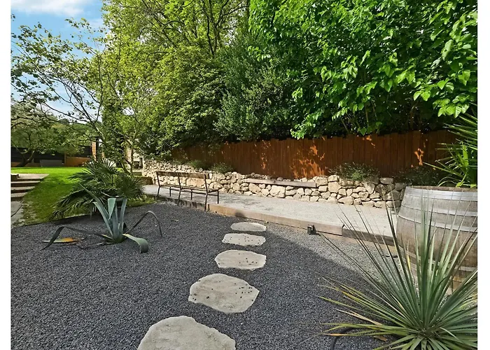 In St-genies-de-comolas * Saint-Genies-de-Comolas